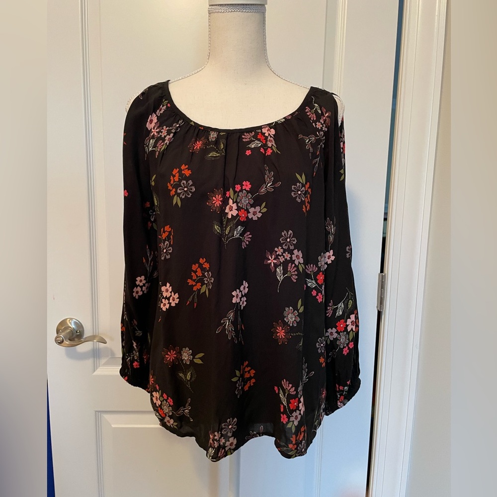 Velvet by Graham & Spencer Floral Cold Shoulder Blouse. Size S